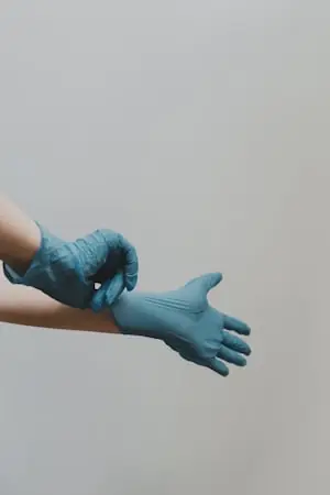 Profesional sanitario explorando el catálogo de Qeres Plus